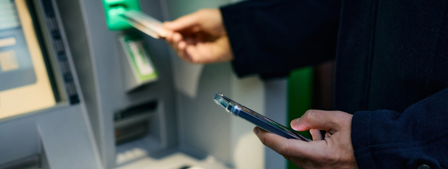 توطين رواتب العاملين وتقديم التسهيلات المصرفية لهم